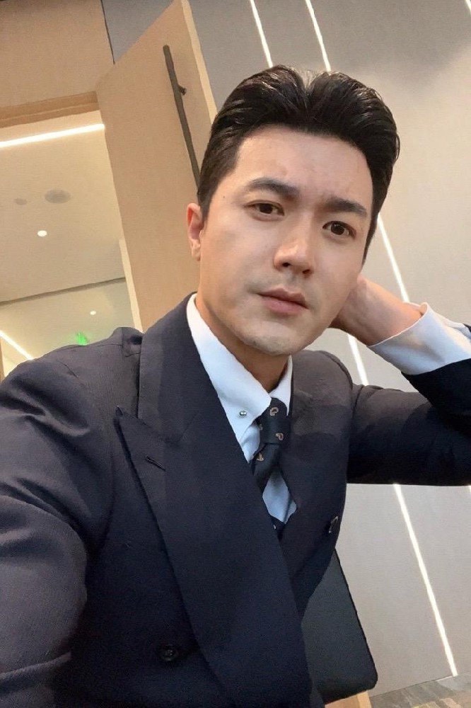 D469 照片715张 视频184个 中国男 成熟商务气质男 有正装照