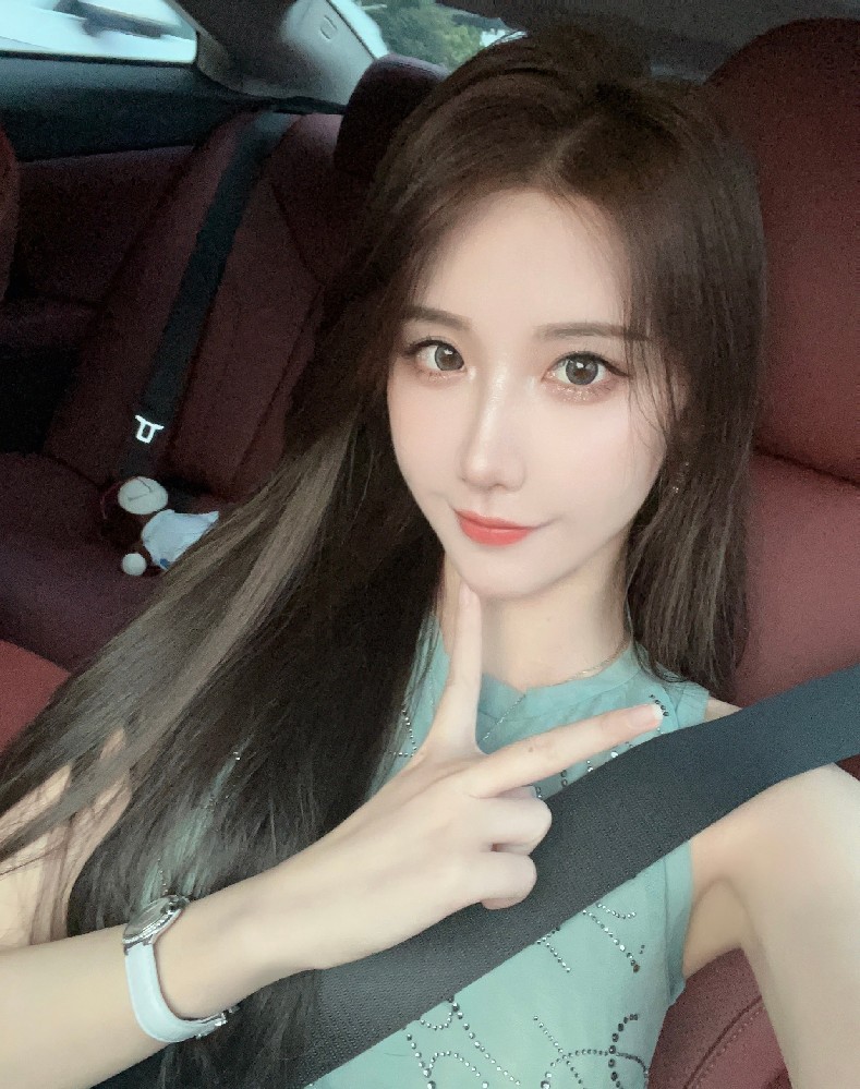 14UB01 照片1920张 视频329个 中国女 白富美 生活日常 各地旅游 奢侈品 高消费 美食 性感照 丝袜 居家秀腿/洗澡 生活素材丰富 自拍多 视频包含实况LIve