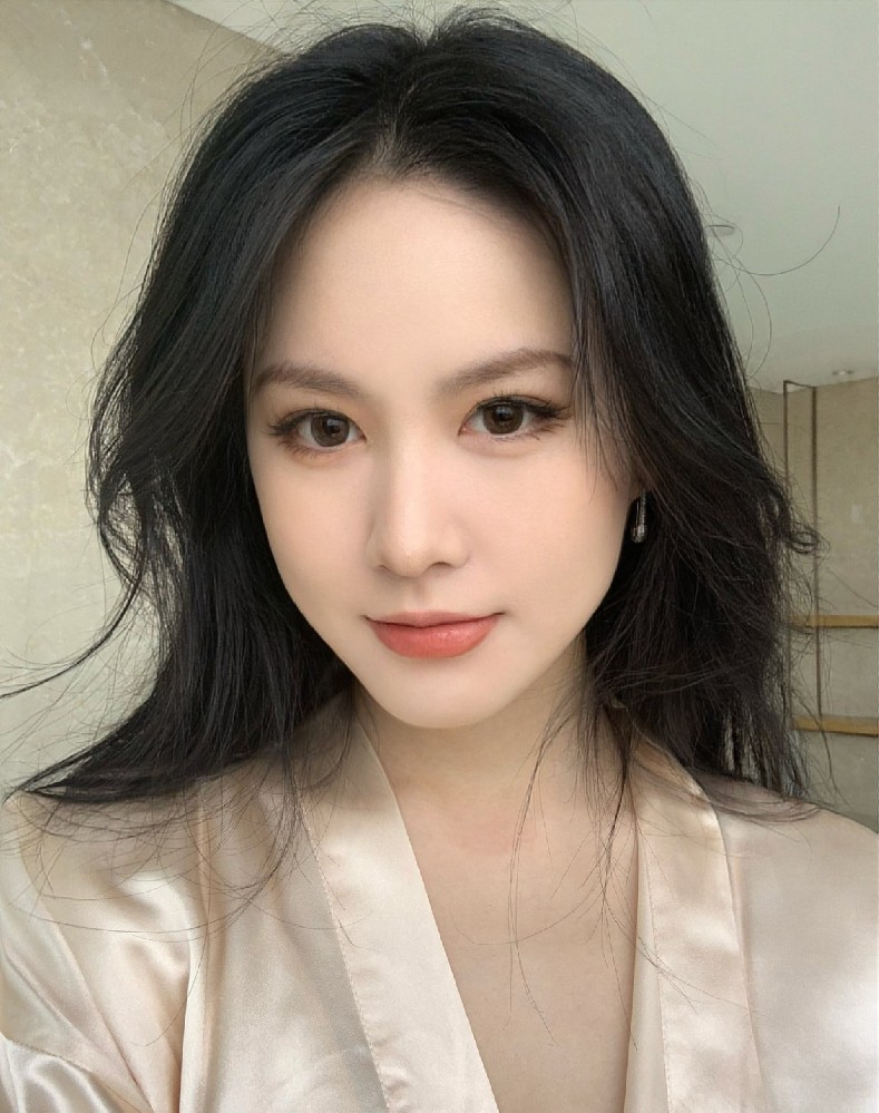 A2209 照片1829张 视频54个 中国女 气质少妇 生活日常 各国旅游 海钓 生活素材丰富 视频包含实况Live