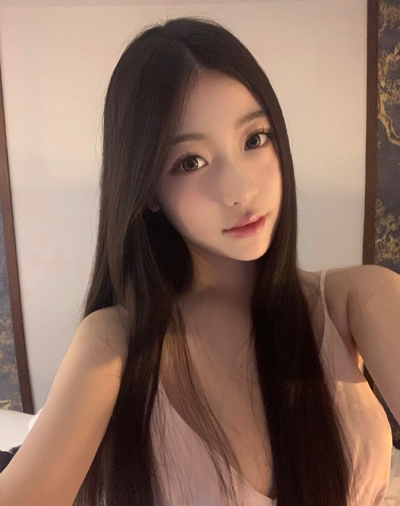 A2215 照片375张 视频125个 中国女 大学生 空乘专业 白富美 生活日常 旅游 开保时捷 自拍多 性感照 视频有自拍 视频包含实况Live 曝光度低