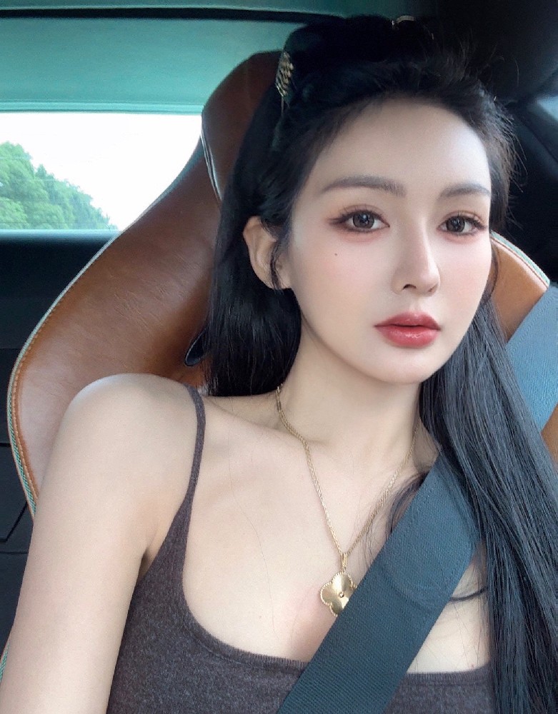 A2225 照片1851张 视频114个 中国女 白富美 生活日常 各地旅游 美食 豪车 别墅 健身 瑜伽 奢侈品购物 高消费 高尔夫 视频包含实况Live
