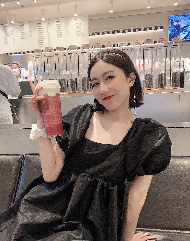 A2227 照片3100张 视频727个 中国女 时尚潮流美女 时尚穿搭  生活日常 旅游 自拍多 有性感自拍照片和视频 视频包含实况Live