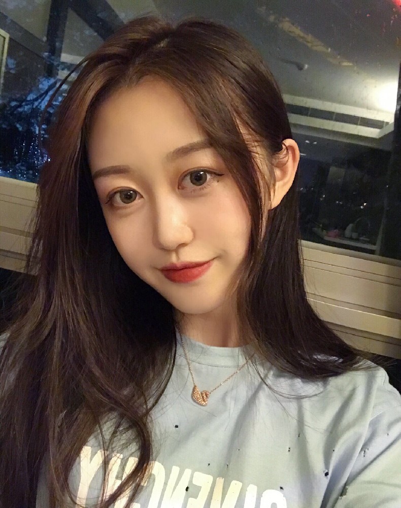 A2228 照片1024张 视频63个 中国女 气质美女 生活日常 旅游 美食 生活素材丰富 视频有自拍 视频包含实况Live
