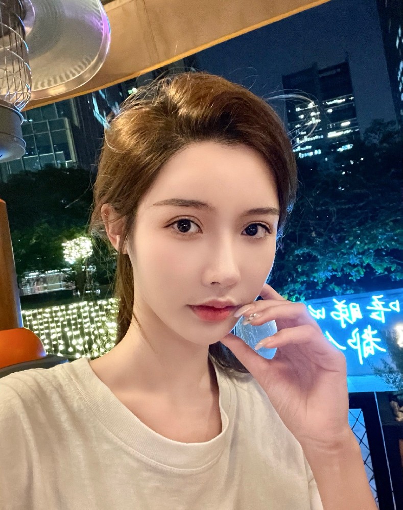 A2231 照片1028张 视频93个 中国女 高颜值气质少妇 生活日常 旅游 自拍多 视频有自拍 视频包含实况Live
