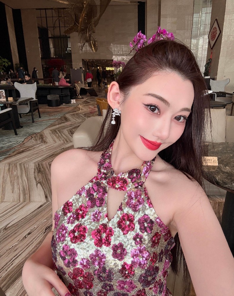 A2239 照片803张 视频25个 中国女 气质少妇 御姐 生活日常 旅游 美食 高消费 性感照 丝袜 视频有自拍 视频包含实况Liev