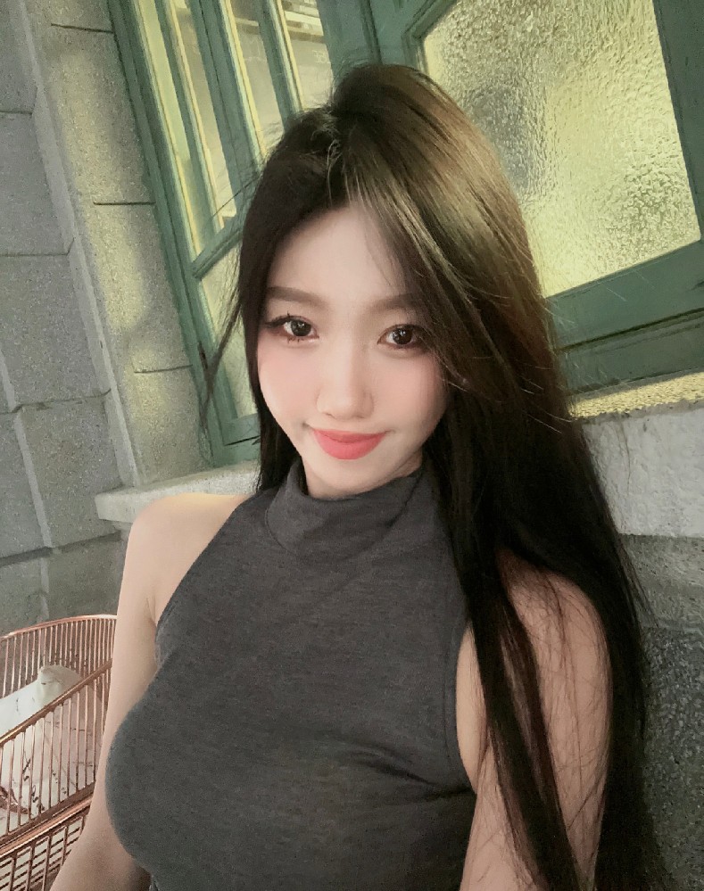 A2278 照片914张 视频384个 中国女 白富美 生活日常 旅游 高消费 奢侈品购物 秀腿 丝袜 比基尼 瑜伽 性感照 视频有自拍 视频包含实况Live
