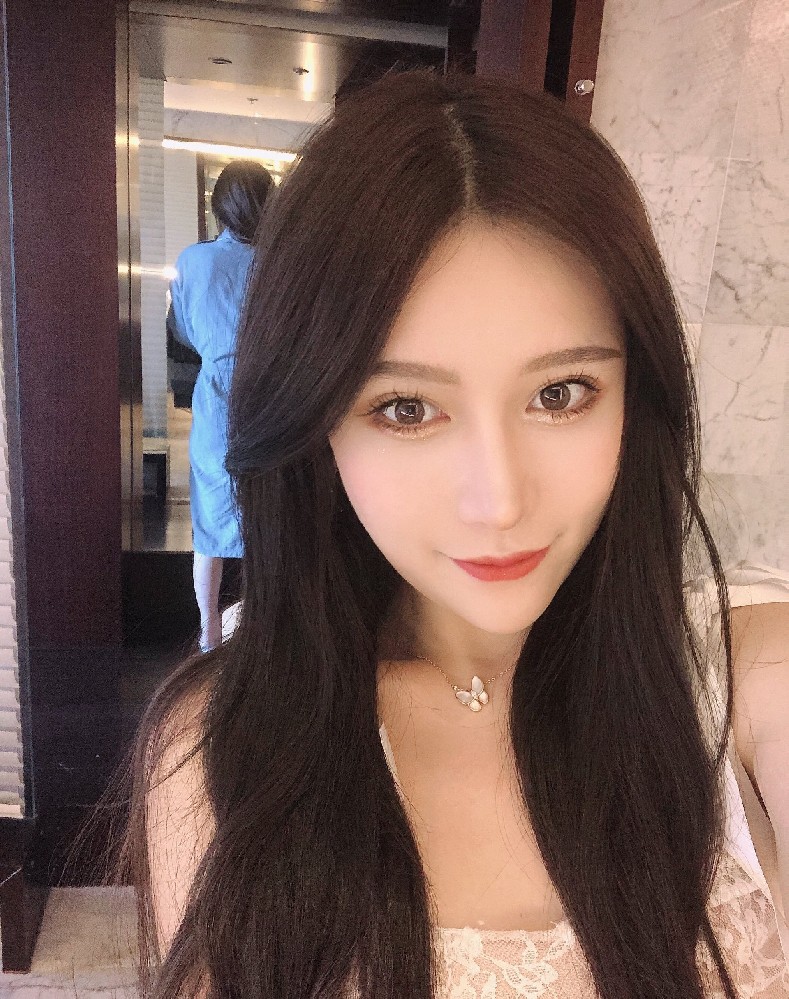 A2283 照片1485张 视频213个 中国女 气质白富美 生活日常 旅游 美食 慈善捐款 性感照 豪车 真实 自拍多 视频有自拍 视频包含实况Live